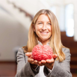 žena držící v ruce model mozku