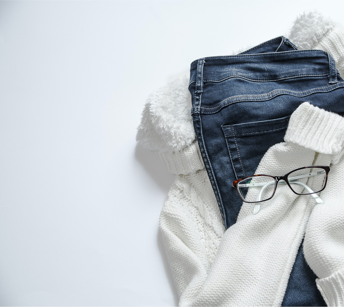 džíny, brýle a bílý svetr