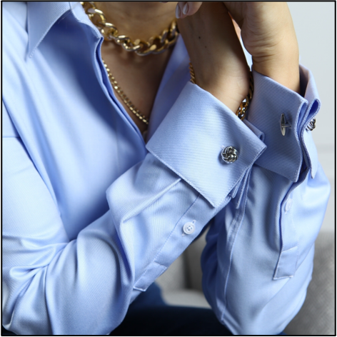modrá dámská košile s manžetami, zlatý řetěz na krku