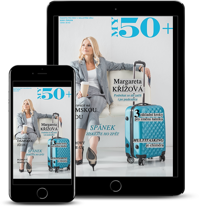 Titulní strana digitálního časopisu, žena v šedém kostýmu sedí a vedle stojí modrý kufr