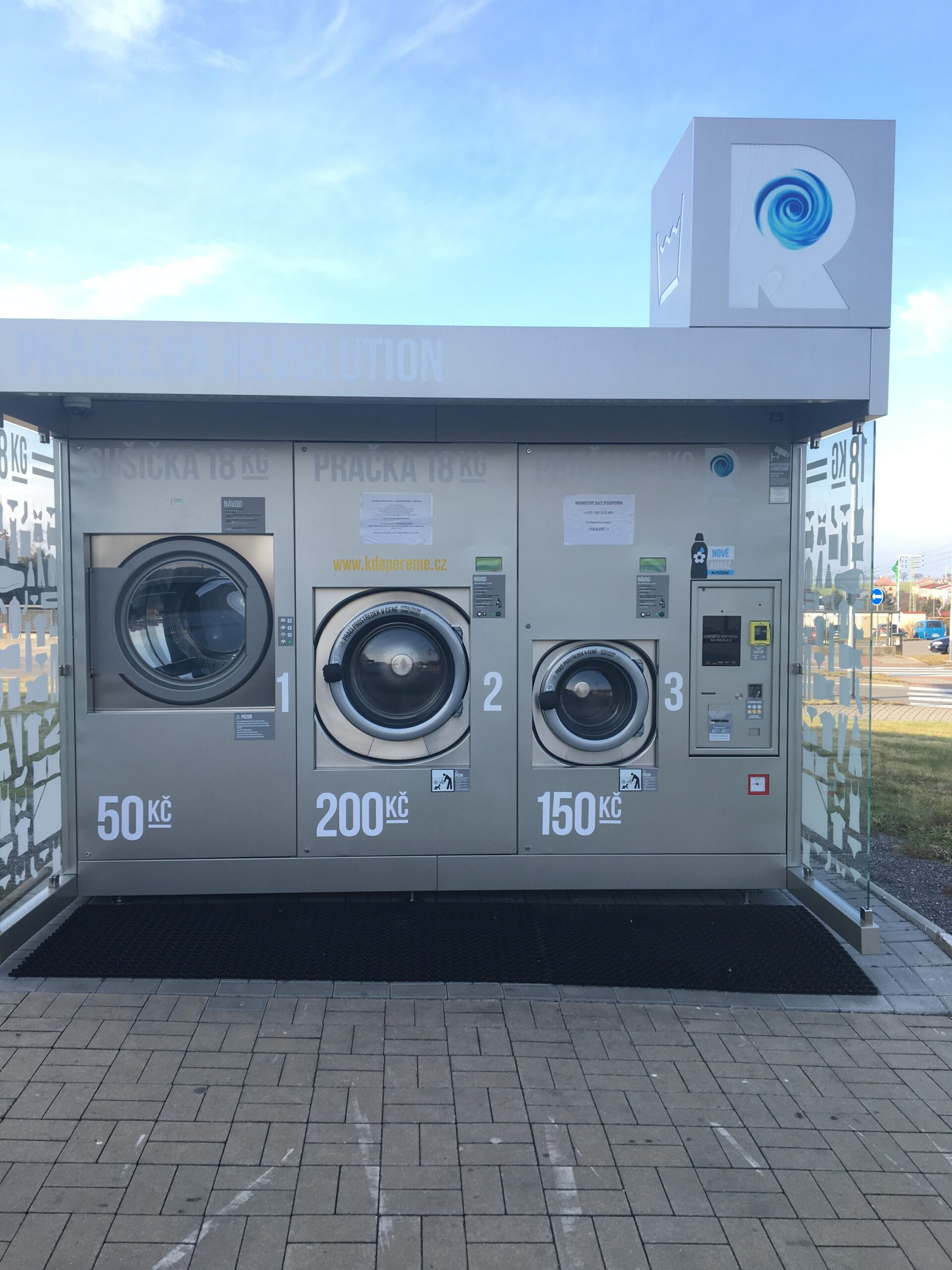 Automat na praní prádla na parkovišti vedle Tesca