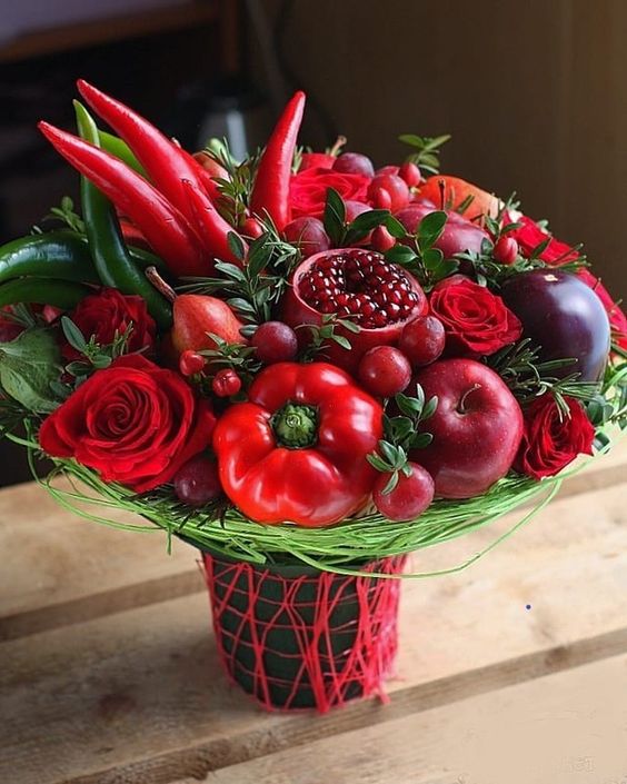 červená zelenina v arnžmá, papriky, růže rajčata a granátové jablko