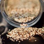 otevřená sklenice s quinoa semeny