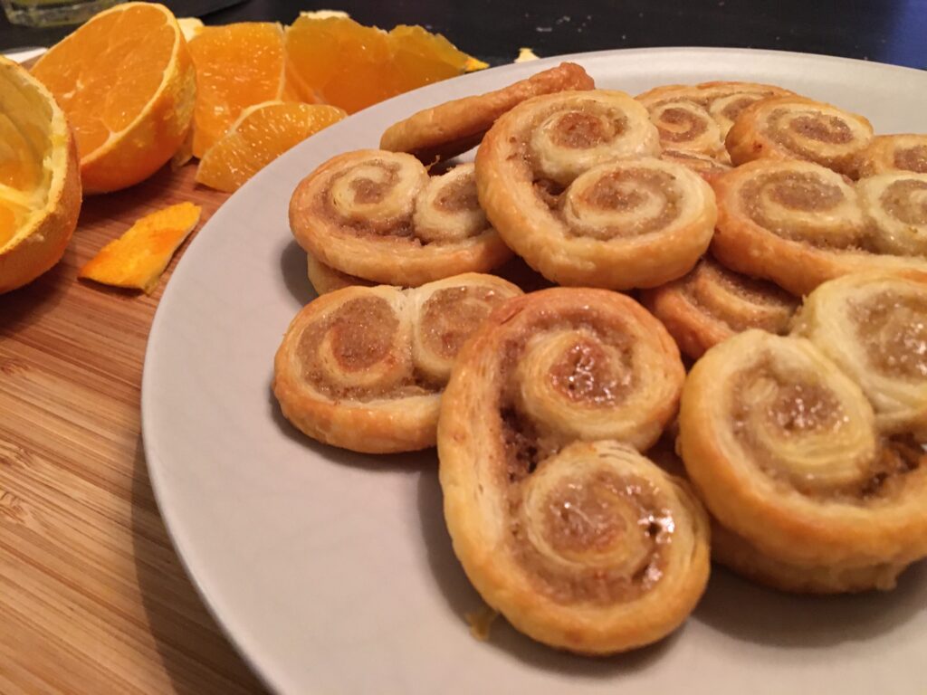 Upečené palmier na talíři v pozadí s pomeranči