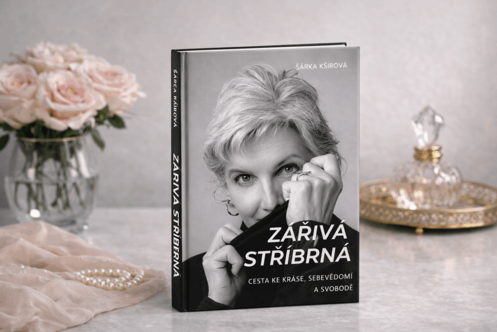 kniha na stolku s perlami