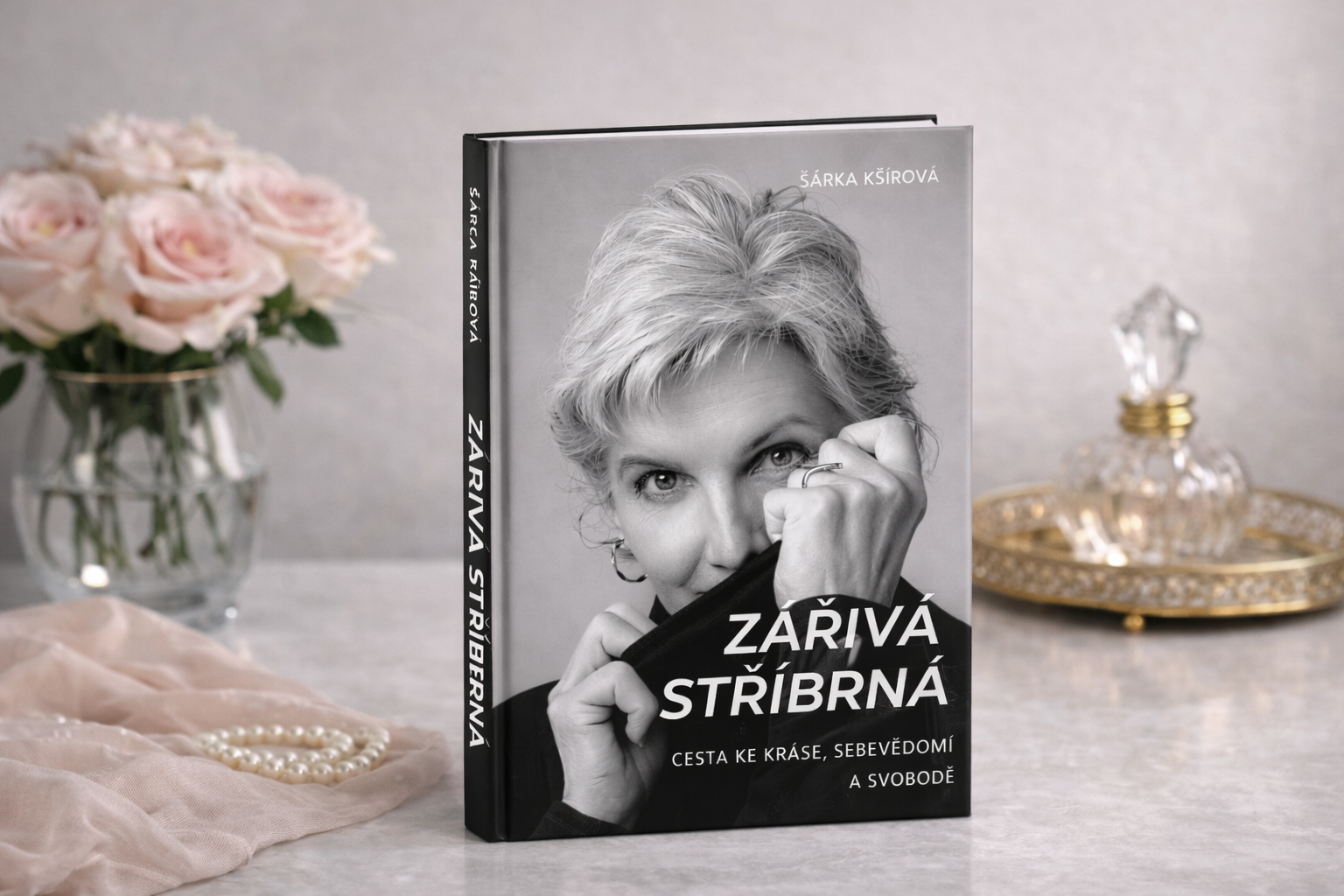 kniha na stolku s perlami